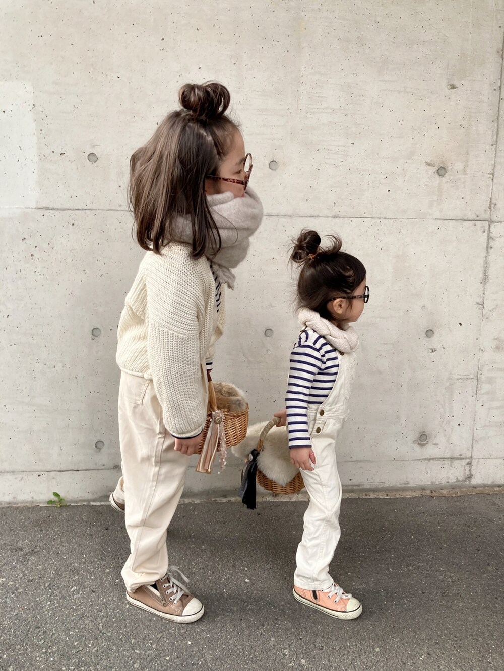 ブルー系のTシャツ/カットソー、ホワイト系のTシャツ/カットソー、ベージュ系のその他パンツを着用したキッズの冬コーディネートの5枚目の写真