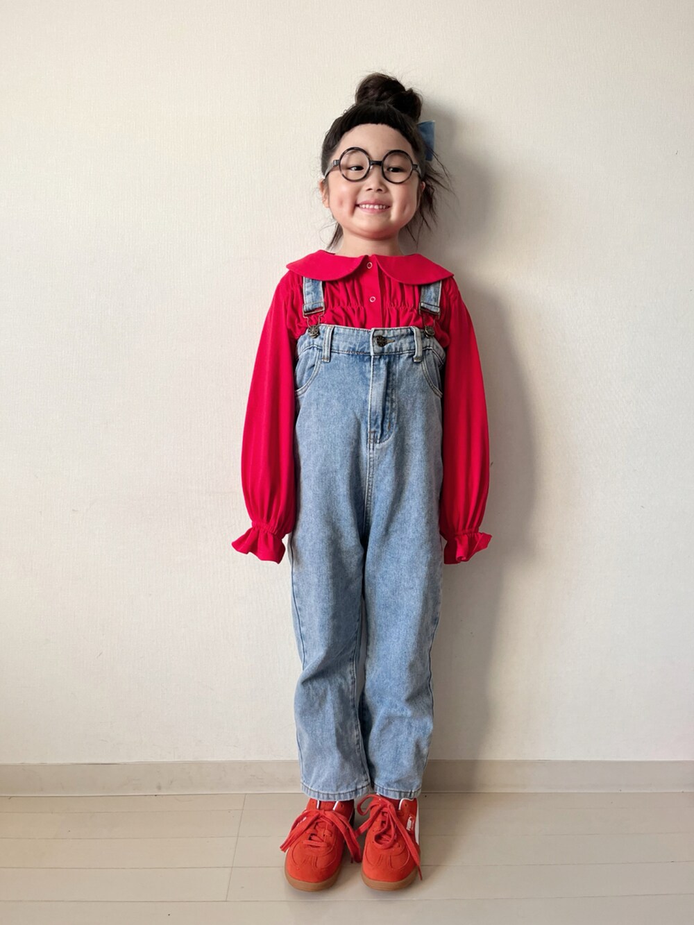 レッド系のカーディガン/ボレロ、ブルー系のブルゾン、ブルー系のオールインワン・サロペットを着用したキッズの春コーディネートの3枚目の写真