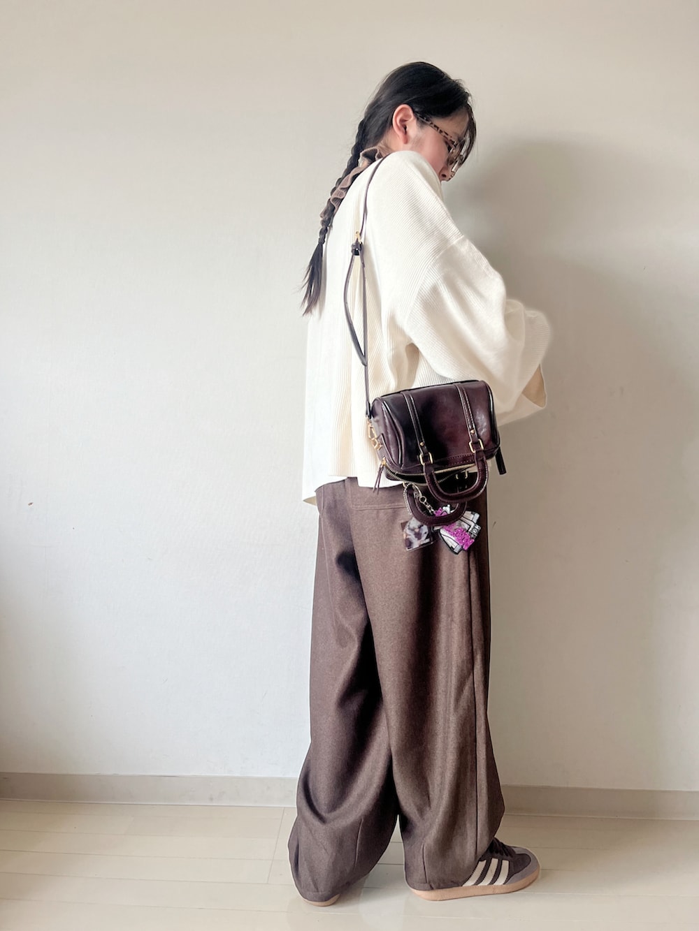 ホワイト系のニット/セーター、ブラウン系のその他パンツ、ブラウン系のハンドバッグを着用したキッズの冬コーディネートの3枚目の写真