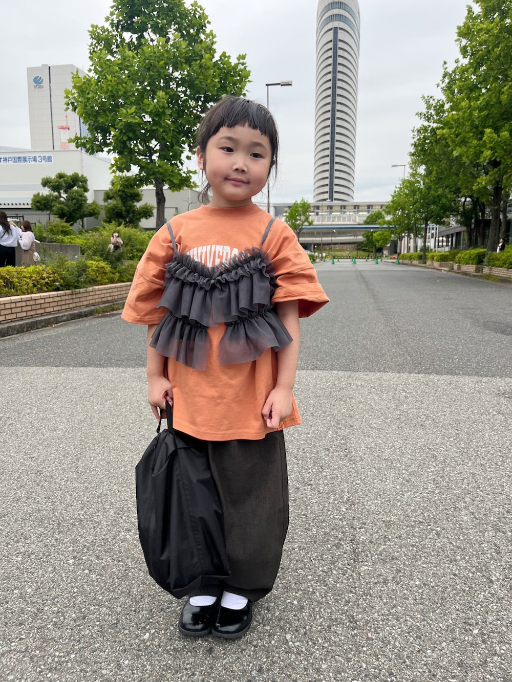 「Tシャツ、ビスチェ、ワイドパンツ、バルーンパンツ、ハンドバッグ、レイヤードスタイル、プチプラ、ベスト、めがね、きれいめカジュアル」｜「UNIVERSAL OVERALLの【別注】＜UNIVERSAL OVERALL＞UT シャツ / キッズ  100cm-130cm（Tシャツ/カットソー、オレンジ系）」を使った、* 𝚝𝚘𝚛𝚒𝚌𝚘𝚝*さん（キッズ・140cm）の春コーディネートの4枚目の写真