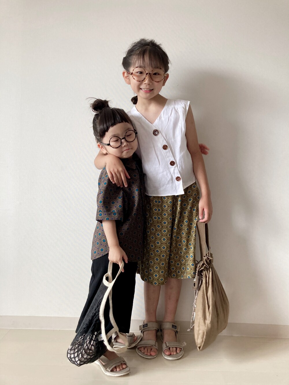 ブラウン系のシャツ/ブラウス、ベージュ系のその他パンツ、ベージュ系のサンダルを着用したキッズの夏コーディネートの3枚目の写真