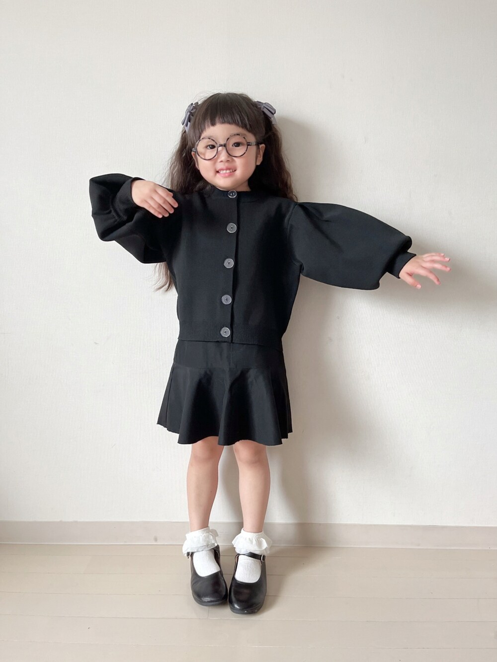 「カーディガン、スカート、秋服準備はじめました、モノトーン、モード、黒、オケージョン、白ソックス、ボリューム袖」｜「LOWRYS FARMのＢＩＧパフカーデロングスリーブ　960975（カーディガン/ボレロ、ブラック系）」を使った、* 𝚝𝚘𝚛𝚒𝚌𝚘𝚝*さん（キッズ・100cm）の秋コーディネートの3枚目の写真