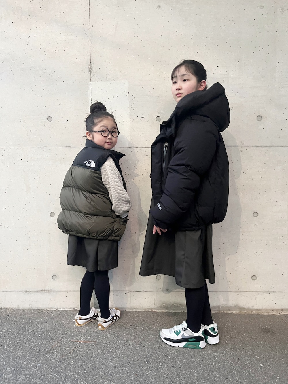 ベージュ系のワンピース、ベージュ系のワンピース、グリーン系のスニーカーを着用したキッズの冬コーディネートの2枚目の写真