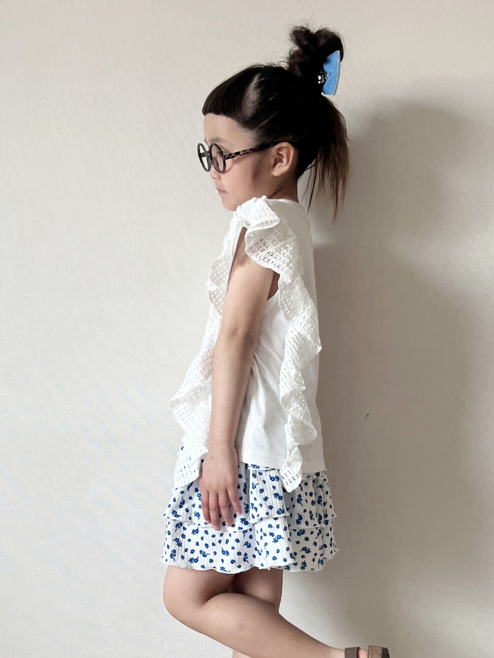 ホワイト系のスカート、ブラウン系のサンダル、ホワイト系のTシャツ/カットソーを着用したキッズの夏コーディネートの5枚目の写真