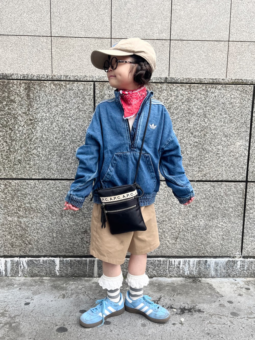 ブルー系のジャージ、ベージュ系のその他パンツ、ブルー系のスニーカーを着用したキッズの春コーディネートの2枚目の写真