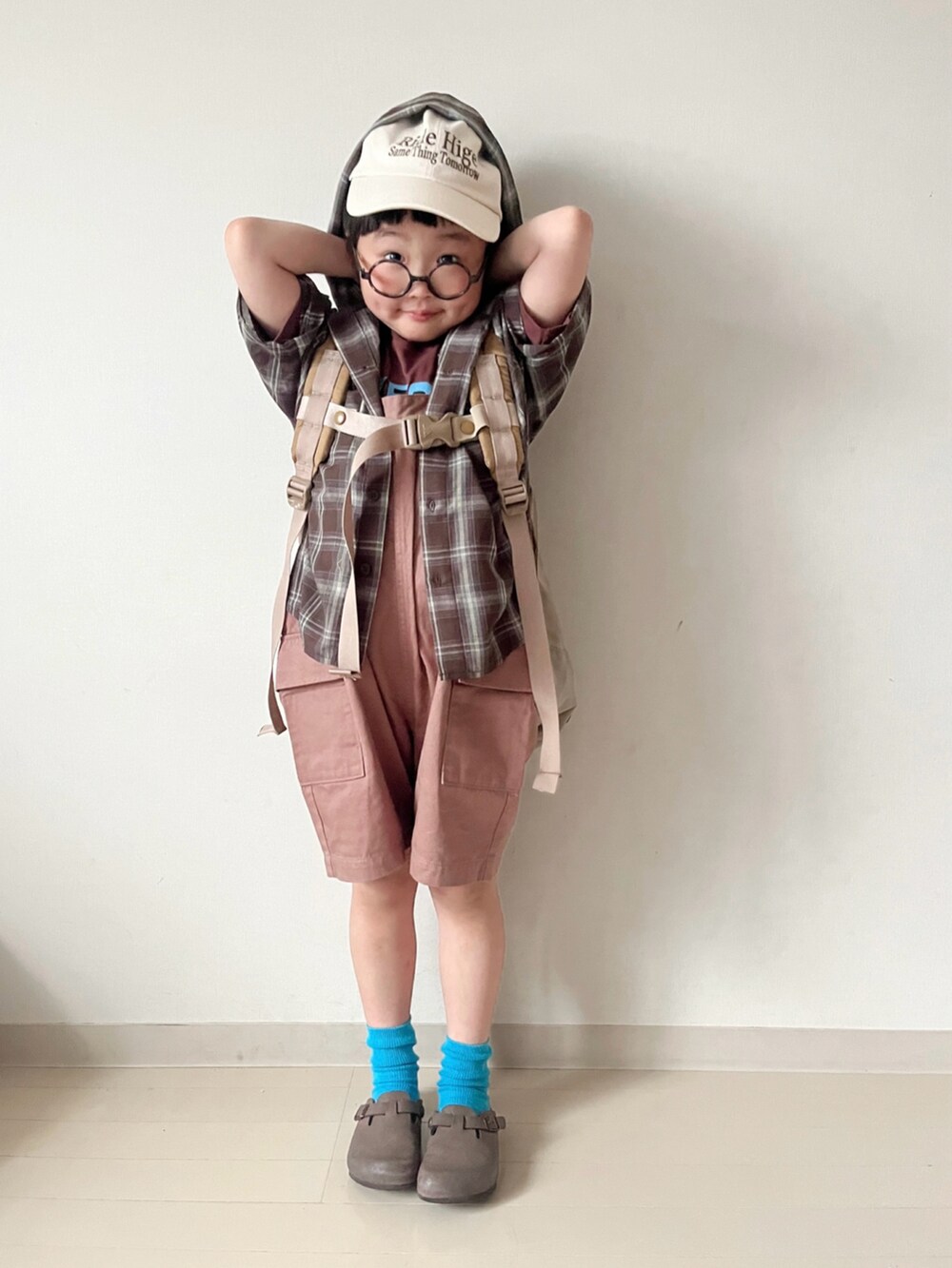 ブラウン系のシャツ/ブラウス、ブラウン系のTシャツ/カットソー、ブラウン系のサロペット/オーバーオールを着用したキッズの春コーディネートの2枚目の写真