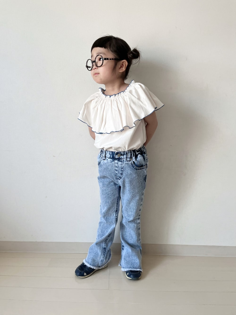 ホワイト系のTシャツ/カットソー、ブルー系のデニムパンツ、ブルー系のスニーカーを着用したキッズの夏コーディネートの4枚目の写真