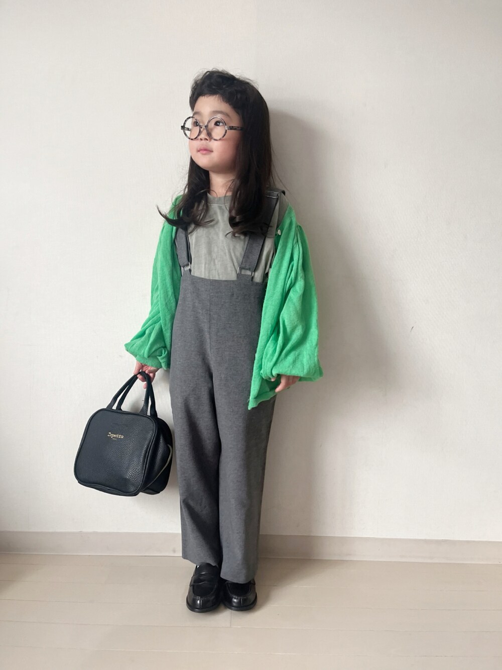グレー系のワンピース、グリーン系のカーディガン/ボレロ、グリーン系のTシャツ/カットソーを着用したキッズの秋コーディネートの4枚目の写真
