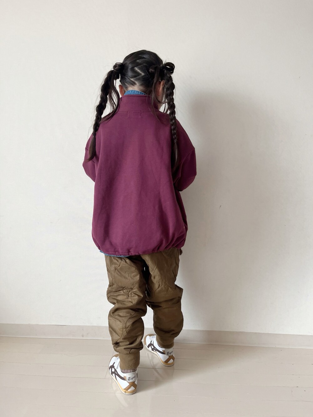 レッド系のスウェット、ブルー系のシャツ/ブラウス、ブラウン系のショルダーバッグを着用したキッズの冬コーディネートの3枚目の写真