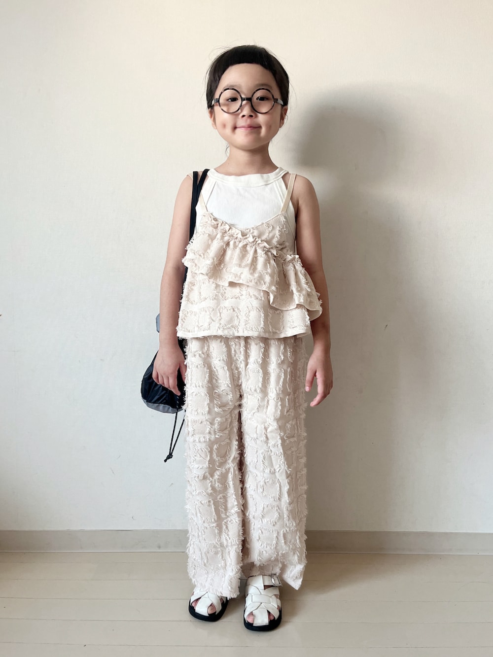 「セットアップ、ノースリーブ、お出かけコーデ、フリル、きれいめカジュアル、韓国子供服、夏コーデ、ショルダーバッグ、サンダル、レイヤードスタイル」｜「PietのロゴTシャツ×チェックフリンジビスチェセット（Tシャツ/カットソー、ベージュ系）」を使った、* 𝚝𝚘𝚛𝚒𝚌𝚘𝚝*さん（キッズ・110cm）の夏コーディネートの2枚目の写真