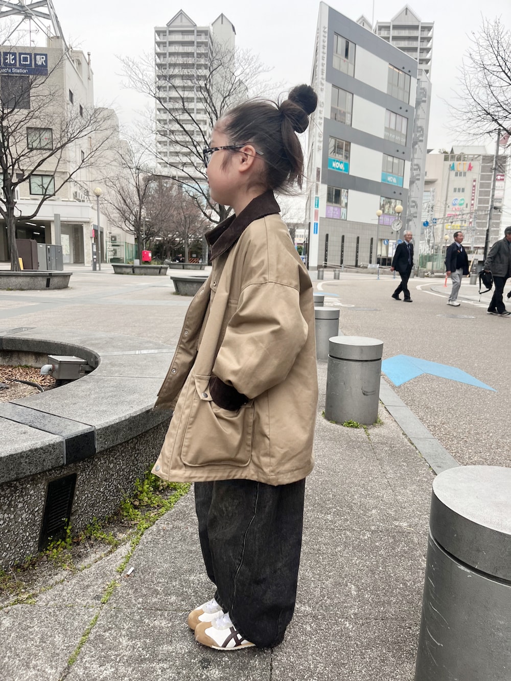 ブラック系のTシャツ/カットソー、ホワイト系のスニーカー、ベージュ系のミリタリージャケットを着用したキッズの春コーディネートの4枚目の写真