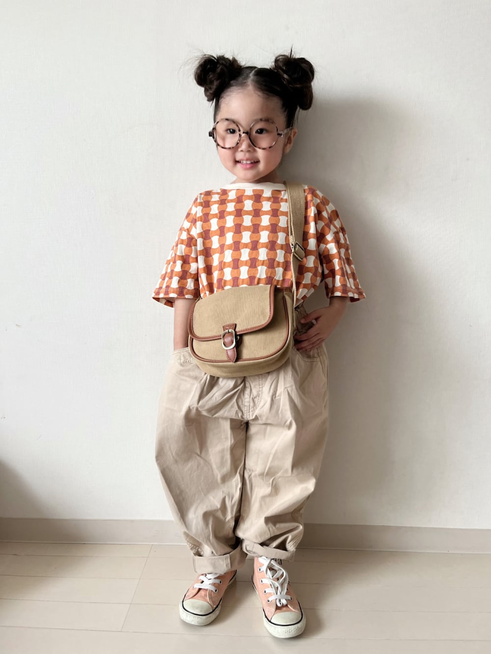 その他のTシャツ/カットソー、ブラウン系のパンツ、ベージュ系のショルダーバッグを着用したキッズの春コーディネートの5枚目の写真