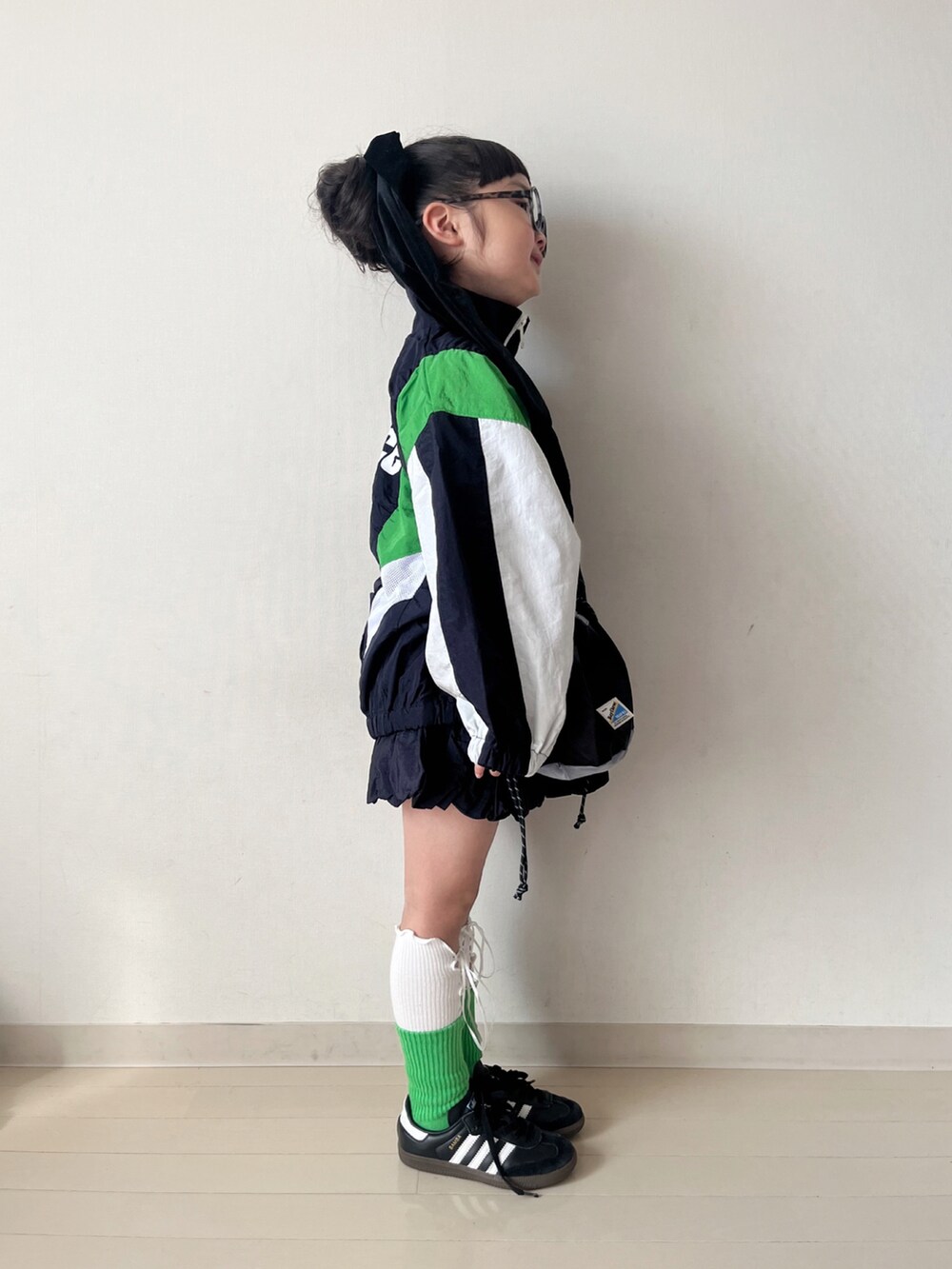 ブルー系のブルゾン、ブルー系のスカート、ホワイト系のTシャツ/カットソーを着用したキッズの冬コーディネートの3枚目の写真