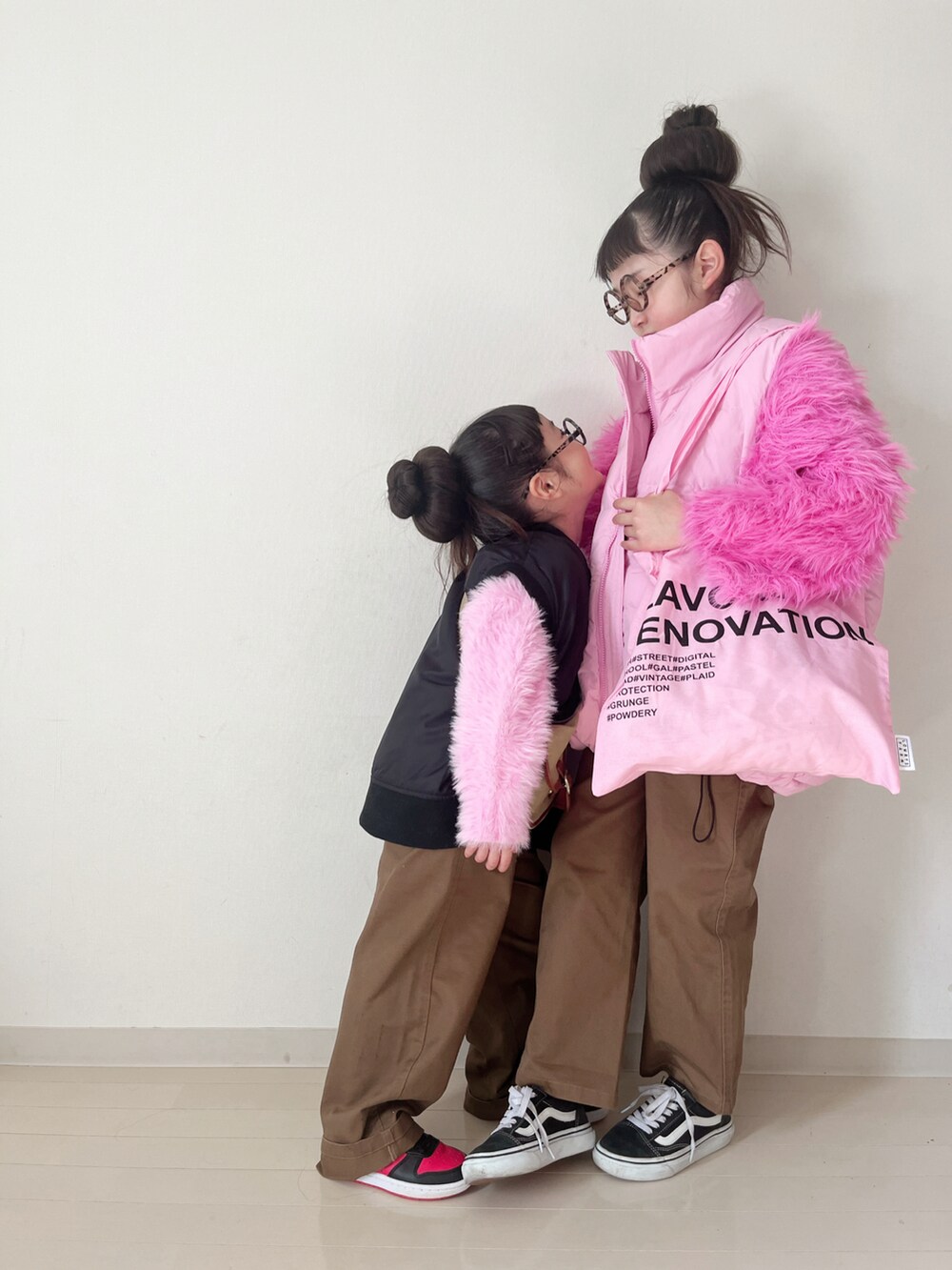 ピンク系のニット/セーター、ピンク系のダウンベスト、ピンク系のニット/セーターを着用したキッズの冬コーディネートの3枚目の写真