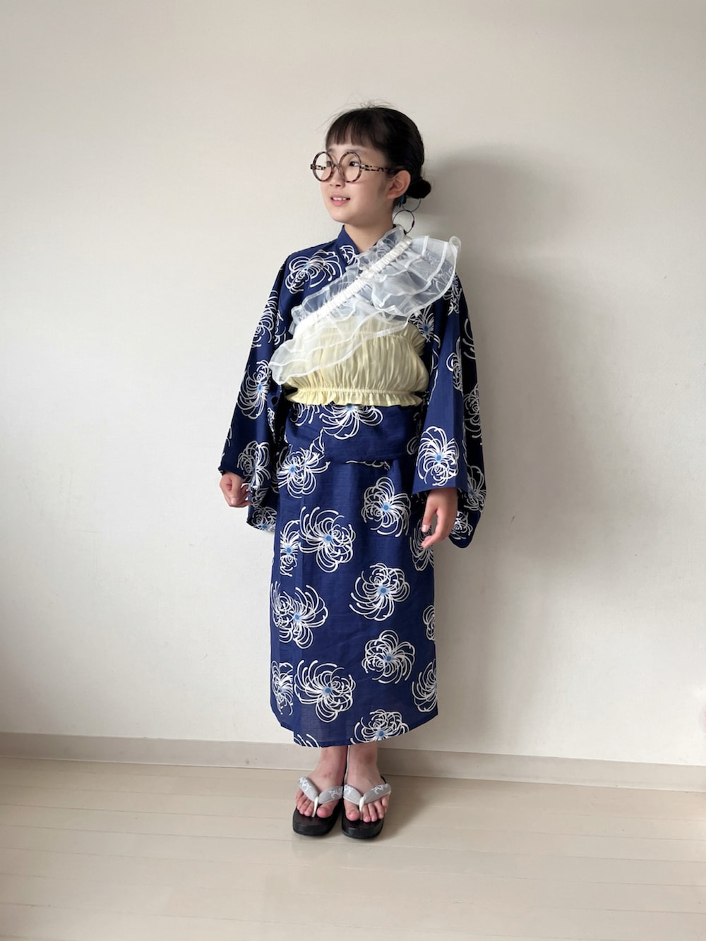 ブラック系のその他シューズ、ブルー系の浴衣、ブルー系の浴衣を着用したキッズの夏コーディネートの4枚目の写真