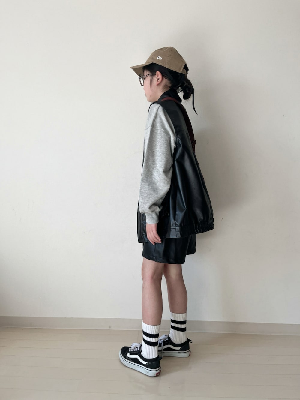 グレー系のスウェット、ブラック系のジャケット/アウター、ブラック系のその他パンツを着用したキッズの冬コーディネートの4枚目の写真