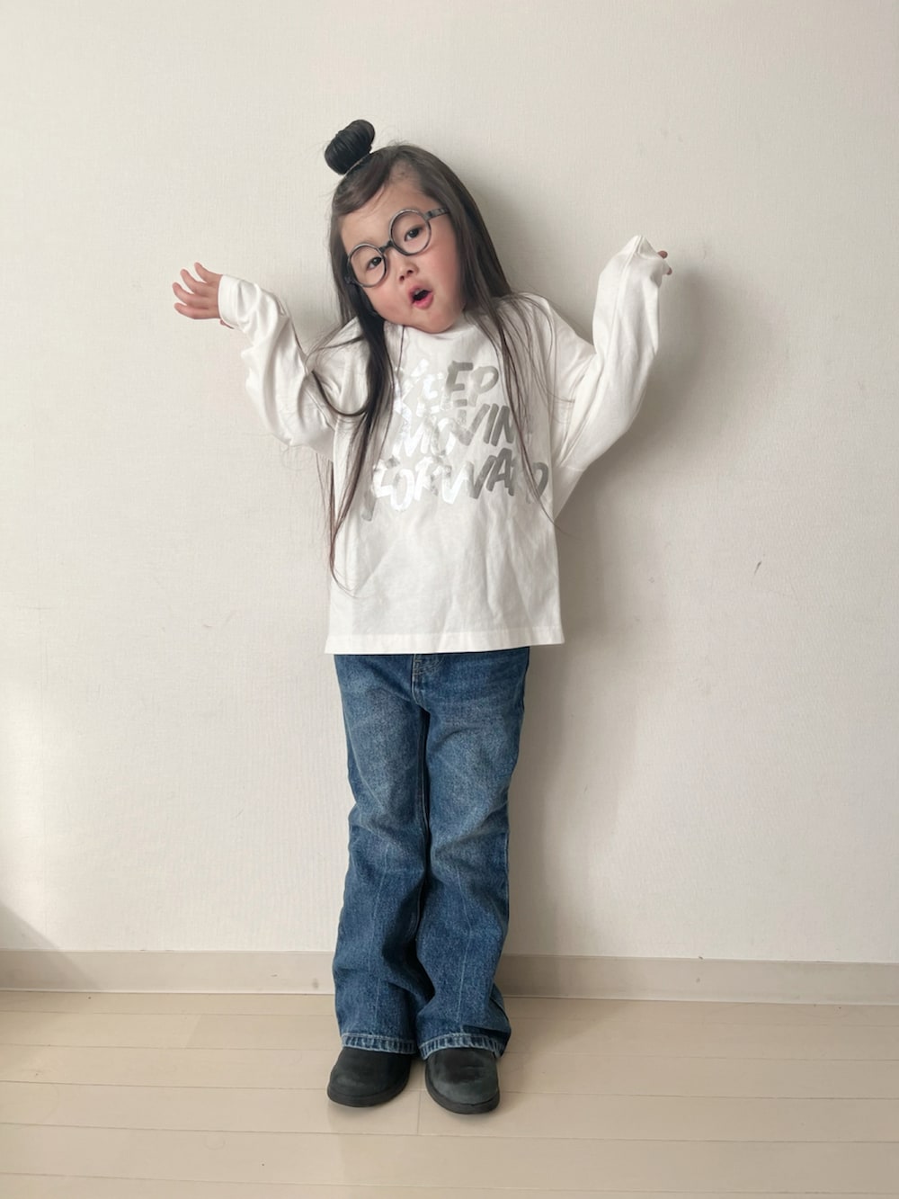 「プチプラ、春服、冬のコーデ、ロンT、デニム、シンプルコーデ、カジュアルコーデ、ブーツ、レイヤードスタイル、レザー、冬アウター、冬コーデ、春コーデ、レザージャケット」｜「LOWRYS FARMのアソートロゴプリントロングスリーブ　 990273（Tシャツ/カットソー、ホワイト系）」を使った、* 𝚝𝚘𝚛𝚒𝚌𝚘𝚝*さん（キッズ・100cm）の冬コーディネートの4枚目の写真