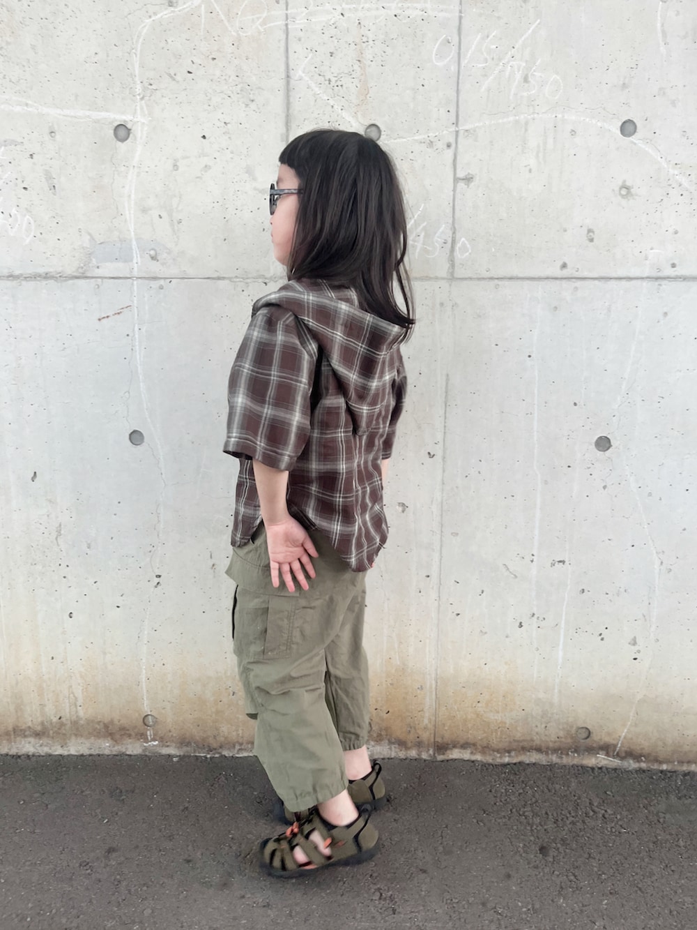ホワイト系のTシャツ/カットソー、ブラウン系のシャツ/ブラウス、グリーン系のカーゴパンツを着用したキッズの夏コーディネートの3枚目の写真