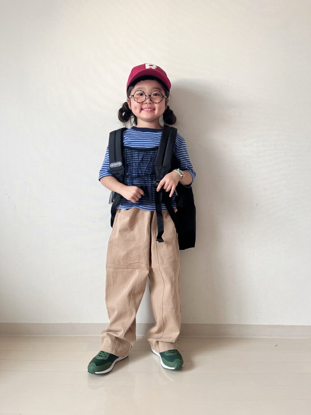 ブルー系のTシャツ/カットソー、ベージュ系のその他パンツ、ブラック系のバックパック/リュックを着用したキッズの秋コーディネートの5枚目の写真