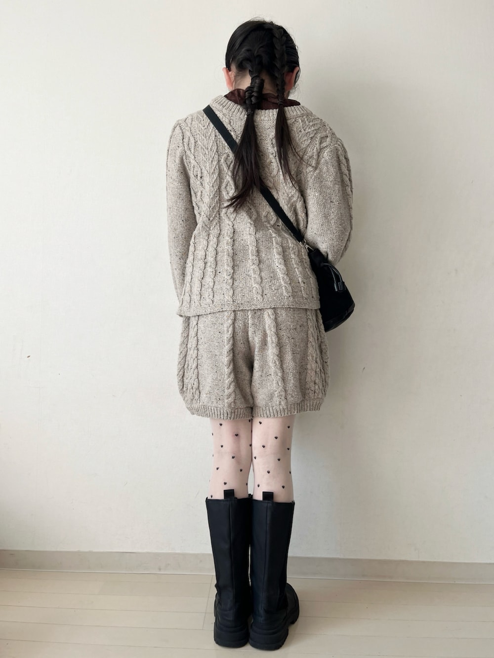 ベージュ系のその他パンツ、ベージュ系のニット/セーター、ブラウン系のTシャツ/カットソーを着用したキッズの冬コーディネートの3枚目の写真