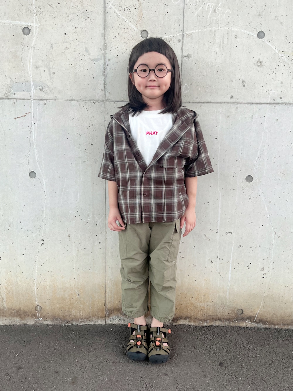 ホワイト系のTシャツ/カットソー、ブラウン系のシャツ/ブラウス、グリーン系のカーゴパンツを着用したキッズの夏コーディネートの2枚目の写真