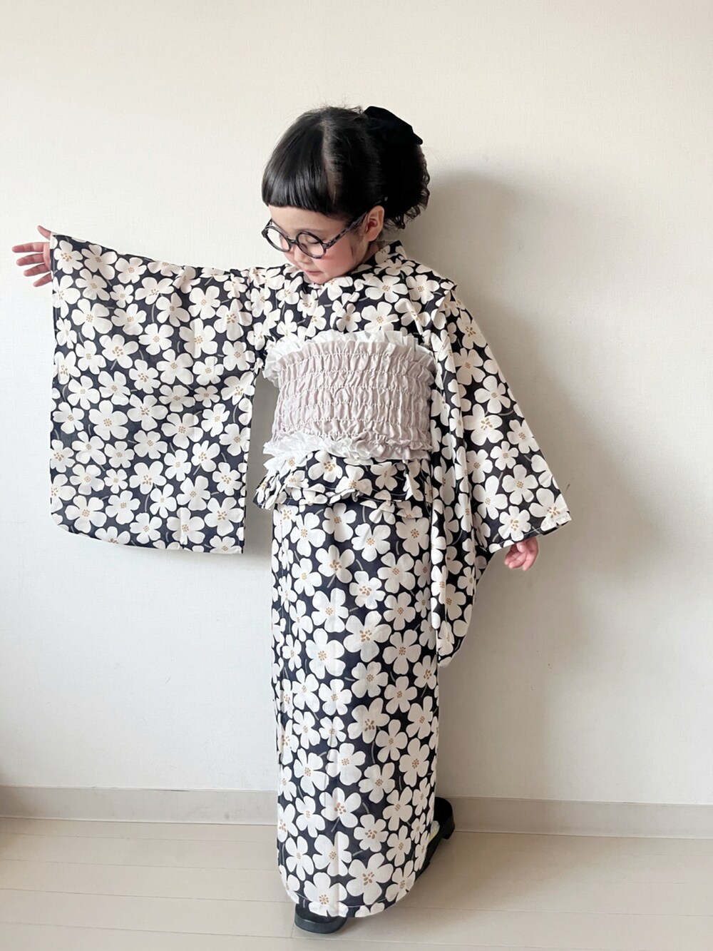 ホワイト系のチューブトップ、ブラック系のその他シューズ、ブラック系の浴衣を着用したキッズの春コーディネートの2枚目の写真