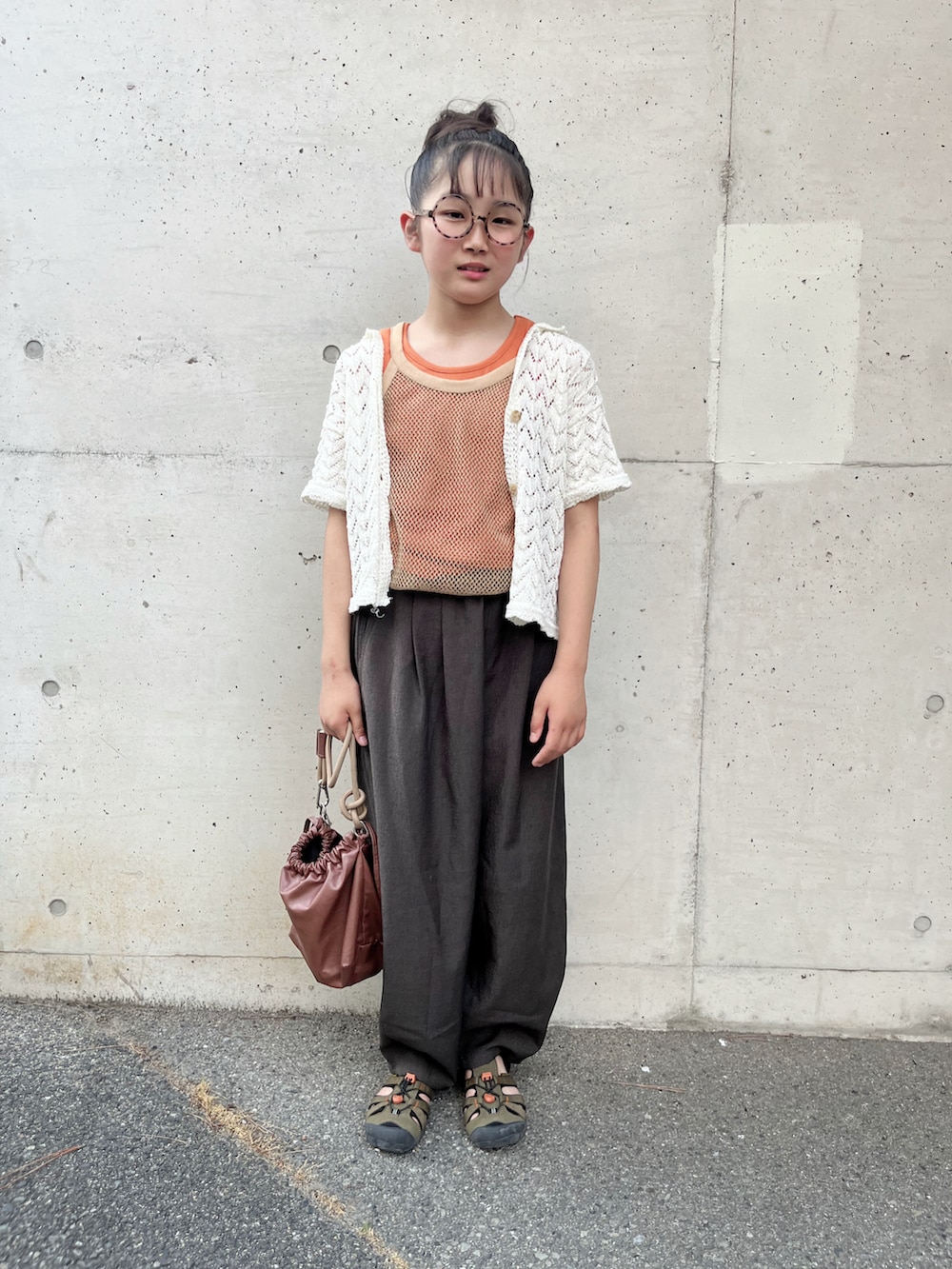 「夏ルックで気分アップ、シャツスタイル、キャミソール、レイヤードスタイル、ワイドパンツ、パンツスタイル、サンダル、夏コーデ、ショルダーバッグ」｜「CIAOPANIC TYPYの【KIDS】メッシュレイヤードリブタンクトップ（タンクトップ、ベージュ系）」を使った、* 𝚝𝚘𝚛𝚒𝚌𝚘𝚝*さん（キッズ・140cm）の夏コーディネートの4枚目の写真