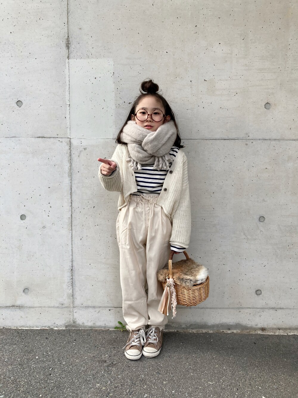 ブルー系のTシャツ/カットソー、ホワイト系のTシャツ/カットソー、ベージュ系のその他パンツを着用したキッズの冬コーディネートの4枚目の写真