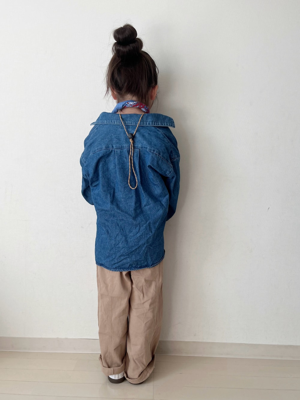 ブルー系のシャツ/ブラウス、ベージュ系のその他パンツ、ブルー系のTシャツ/カットソーを着用したキッズの秋コーディネートの4枚目の写真