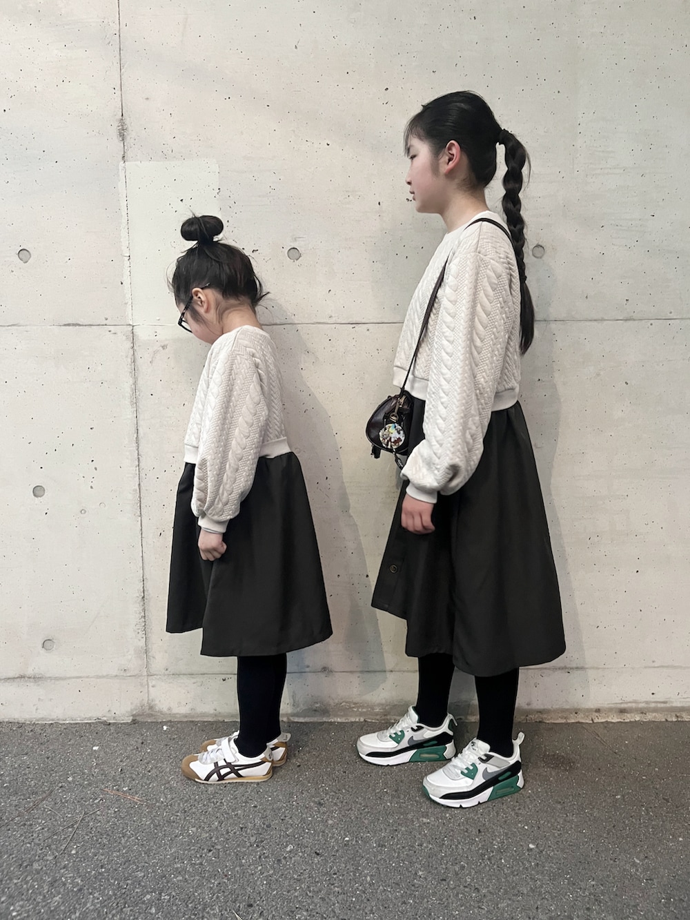 ベージュ系のワンピース、ベージュ系のワンピース、グリーン系のスニーカーを着用したキッズの冬コーディネートの4枚目の写真