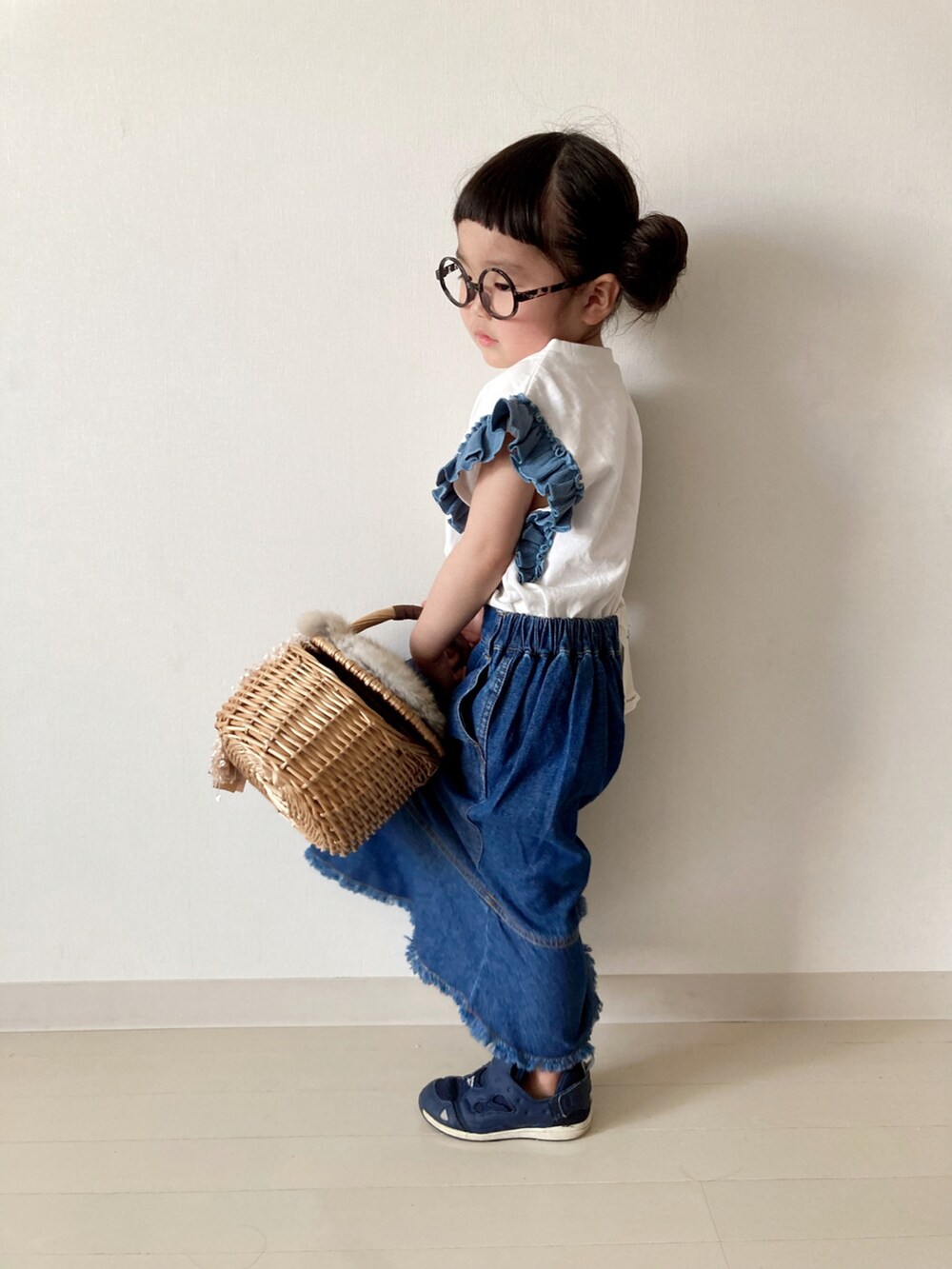 ホワイト系のTシャツ/カットソー、ブルー系のスカート、ブルー系のスニーカーを着用したキッズの春コーディネートの5枚目の写真