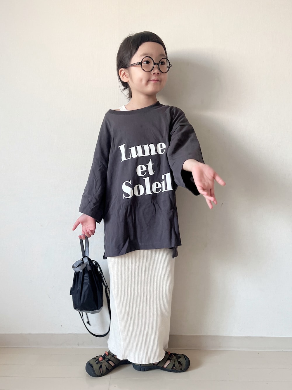 「シンプルコーデ、きれいめカジュアル、夏コーデ、韓国子供服、ショルダーバッグ、ブラックコーデ、タンクトップ、お出かけコーデ、フェススタイル、レイヤードスタイル、サンダル、キャップ」｜「LOWRYS FARMのアソートＰＴＳＳ　290094（Tシャツ/カットソー、グレー系）」を使った、* 𝚝𝚘𝚛𝚒𝚌𝚘𝚝*さん（キッズ・110cm）の夏コーディネートの3枚目の写真