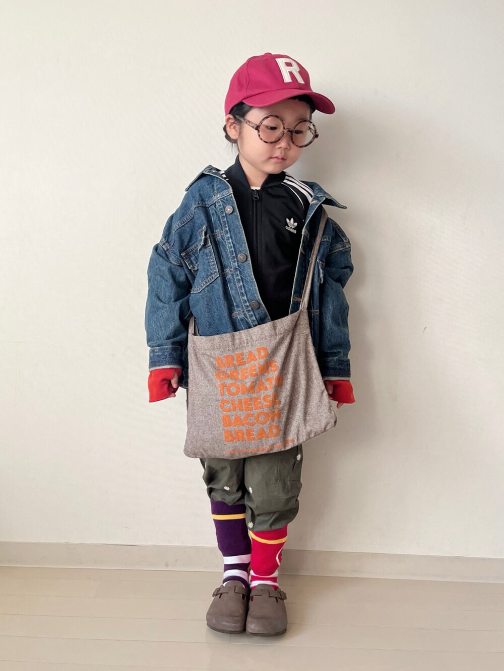 ブラック系のジャージ、ブルー系のデニムジャケット、ホワイト系のTシャツ/カットソーを着用したキッズの秋コーディネートの4枚目の写真