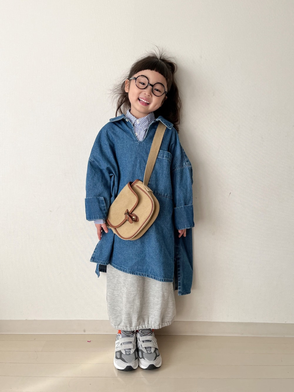 ブルー系のワンピース、ブルー系のシャツ/ブラウス、グレー系のスカートを着用したキッズの冬コーディネートの2枚目の写真