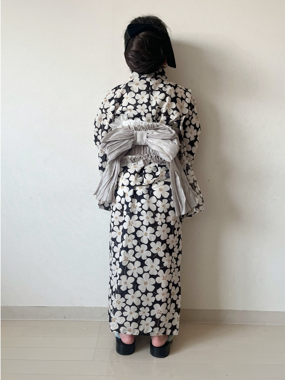 ホワイト系のチューブトップ、ブラック系のその他シューズ、ブラック系の浴衣を着用したキッズの春コーディネートの5枚目の写真