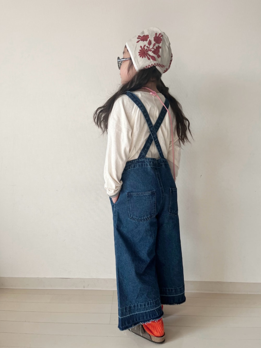 「デニム、サロペット、ワイドパンツ、サスペンダー、レイヤードスタイル、お出かけコーデ、春コーデ、レッグウォーマー、休日コーデ、デートコーデ、オーバーオール、25SS春の新作」｜「CIAOPANIC TYPYの【2025年S/S新作】【KIDS】裾ほどき加工デニムサロペット（サロペット/オーバーオール、ブルー系）」を使った、* 𝚝𝚘𝚛𝚒𝚌𝚘𝚝*さん（キッズ・110cm）の冬コーディネートの4枚目の写真