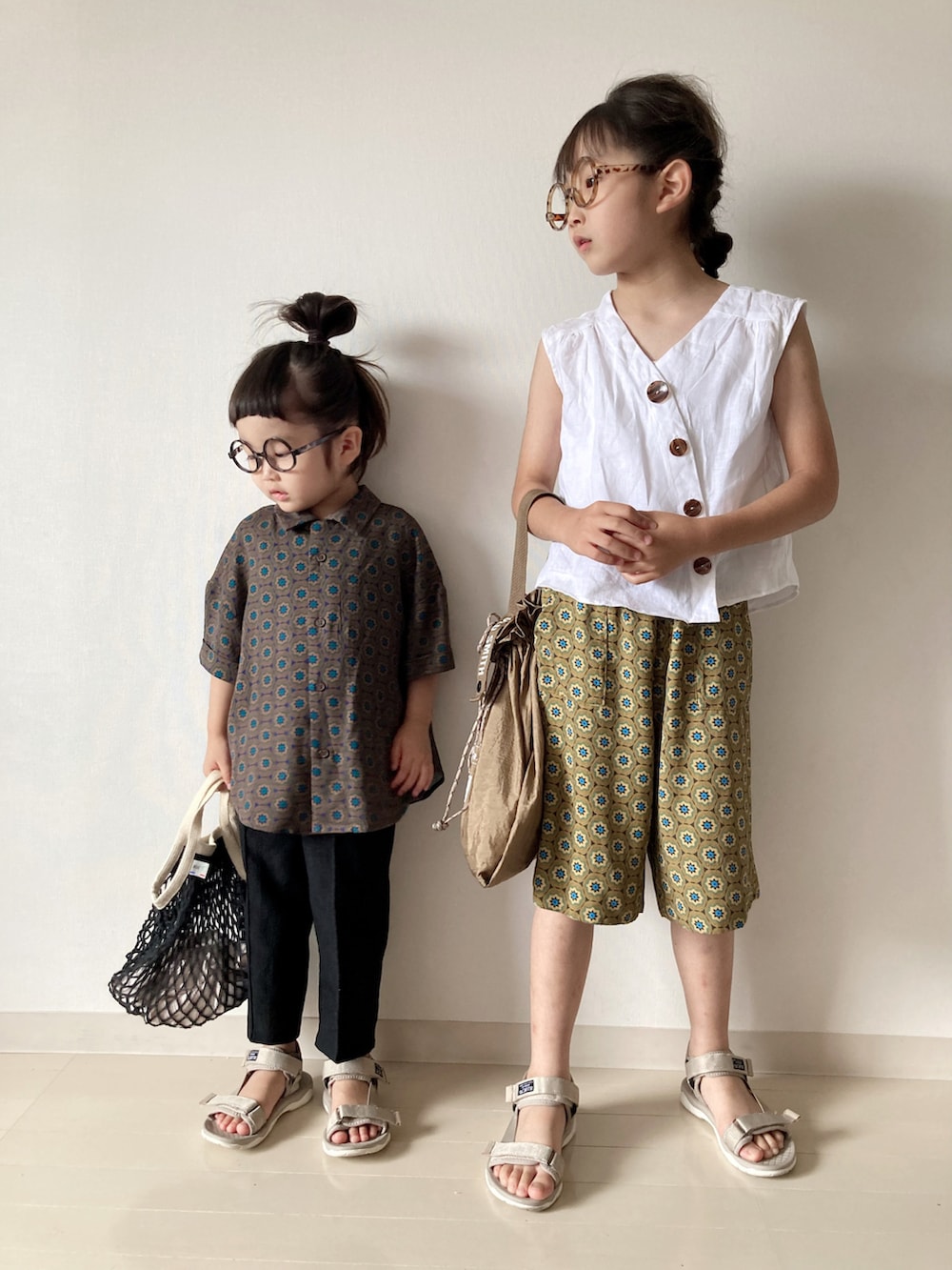 ブラウン系のシャツ/ブラウス、ベージュ系のその他パンツ、ベージュ系のサンダルを着用したキッズの夏コーディネートの5枚目の写真