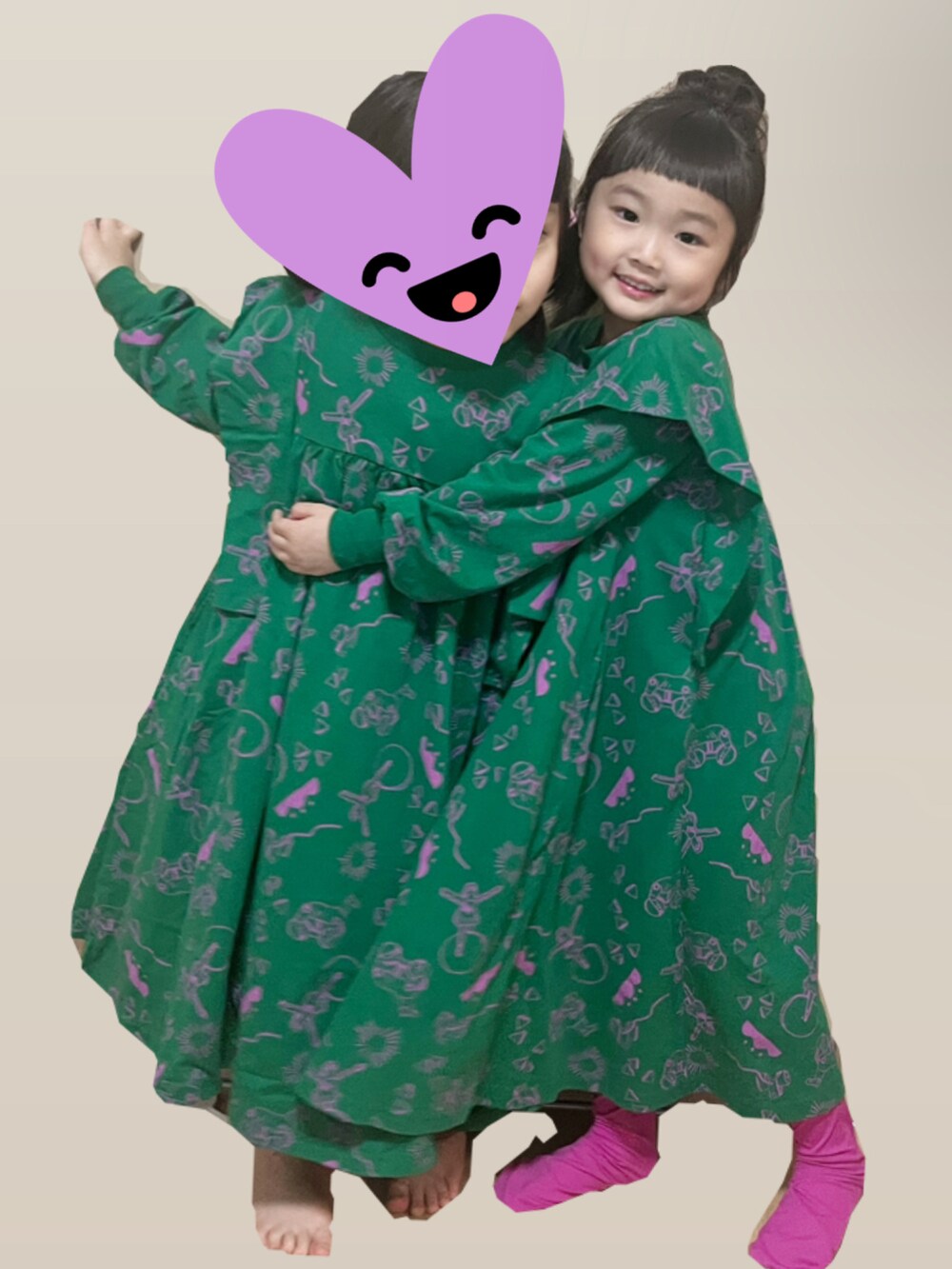 グリーン系のワンピース、ホワイト系のショルダーバッグ、グリーン系のステンカラーコートを着用したキッズの春コーディネートの3枚目の写真