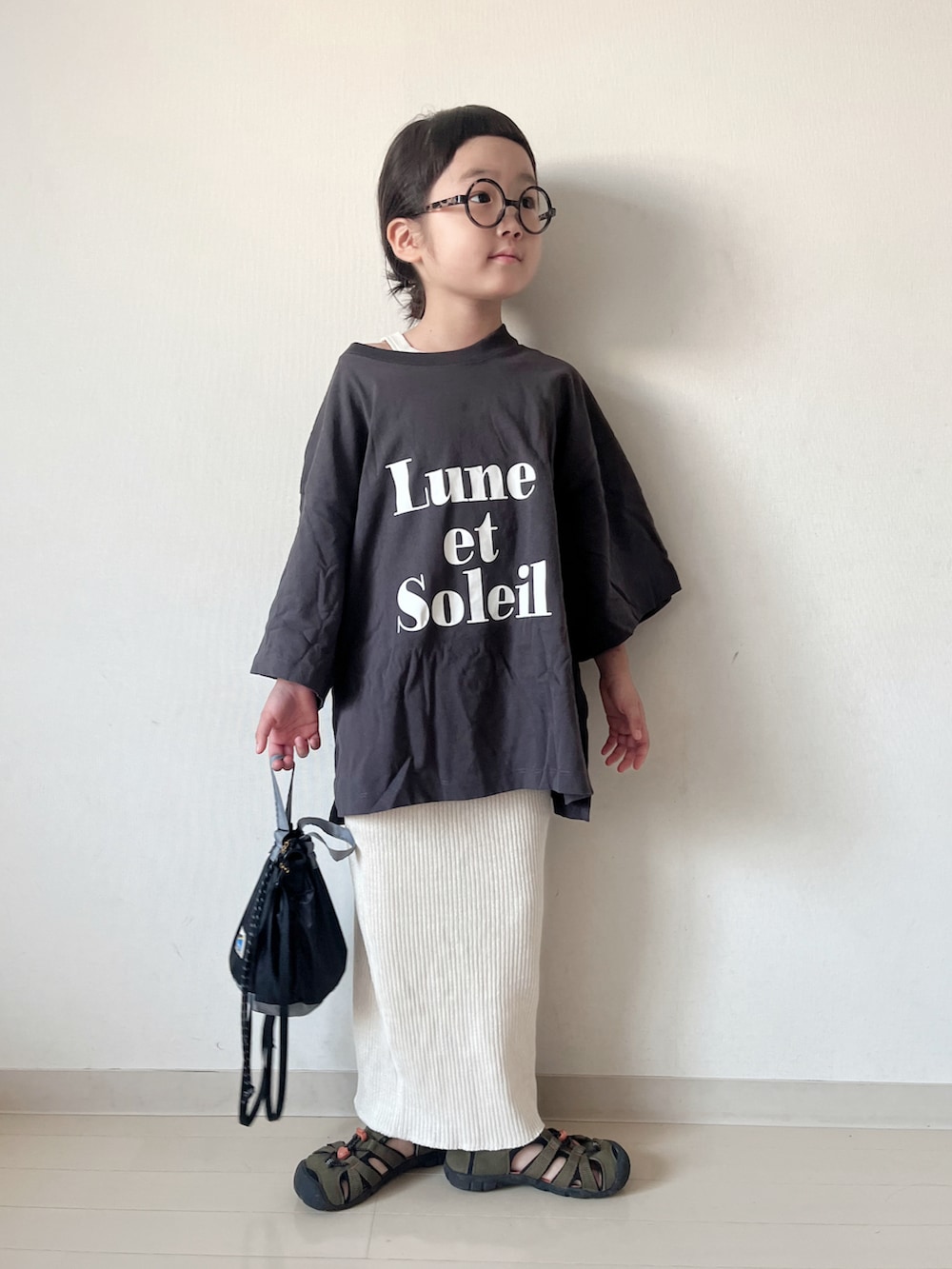 「シンプルコーデ、きれいめカジュアル、夏コーデ、韓国子供服、ショルダーバッグ、ブラックコーデ、タンクトップ、お出かけコーデ、フェススタイル、レイヤードスタイル、サンダル、キャップ」｜「LOWRYS FARMのアソートＰＴＳＳ　290094（Tシャツ/カットソー、グレー系）」を使った、* 𝚝𝚘𝚛𝚒𝚌𝚘𝚝*さん（キッズ・110cm）の夏コーディネートの2枚目の写真