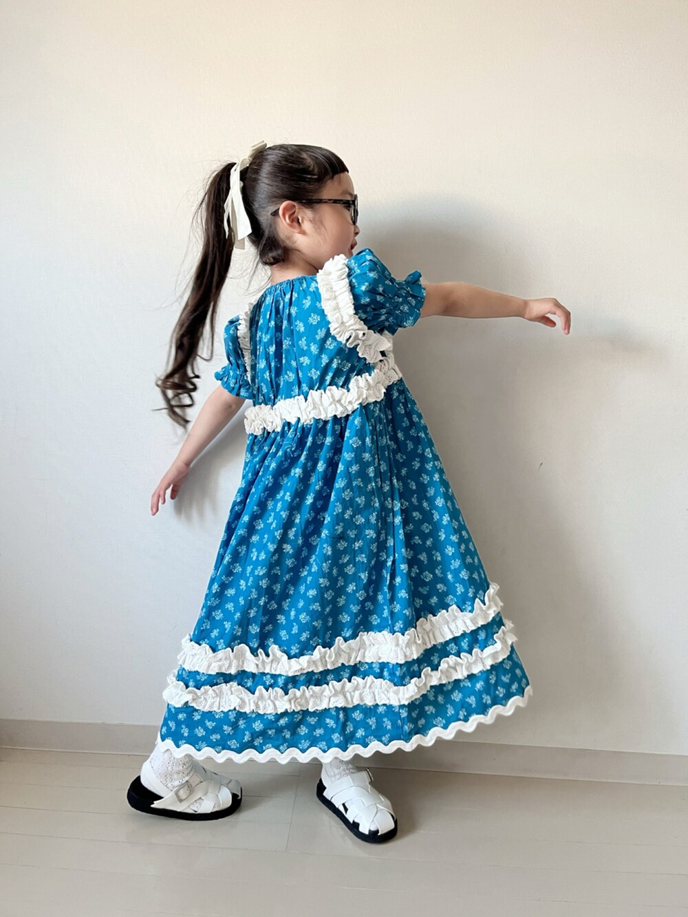 「春夏コーデ、ワンピース、デートコーデ、お出かけコーデ、グルカサンダル、サンダル、めがね、かごバッグ」｜「LOWRYS FARMのＩＮＤＩＡＩＳプリントワンピースＳＳ　112151（ワンピース、ブルー系）」を使った、* 𝚝𝚘𝚛𝚒𝚌𝚘𝚝*さん（キッズ・100cm）の春コーディネートの3枚目の写真