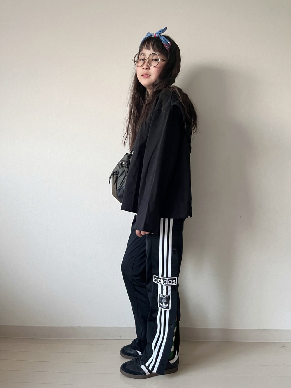 ブラック系のTシャツ/カットソー、ブラック系のその他パンツ、ブラック系のスニーカーを着用したキッズの秋コーディネートの3枚目の写真