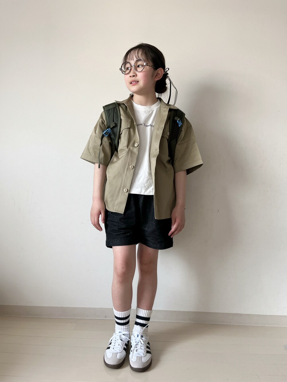 ベージュ系のシャツ/ブラウス、ブラック系のデニムパンツ、ホワイト系のTシャツ/カットソーを着用したキッズの春コーディネートの5枚目の写真