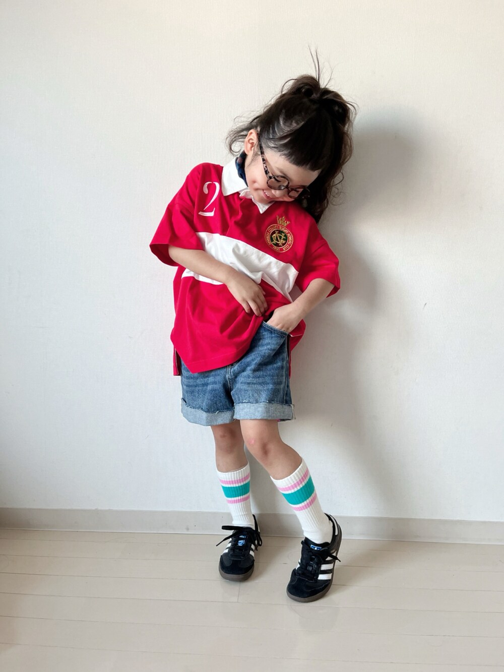 レッド系のTシャツ/カットソー、ブルー系のデニムパンツ、ブラック系のスニーカーを着用したキッズの夏コーディネートの2枚目の写真