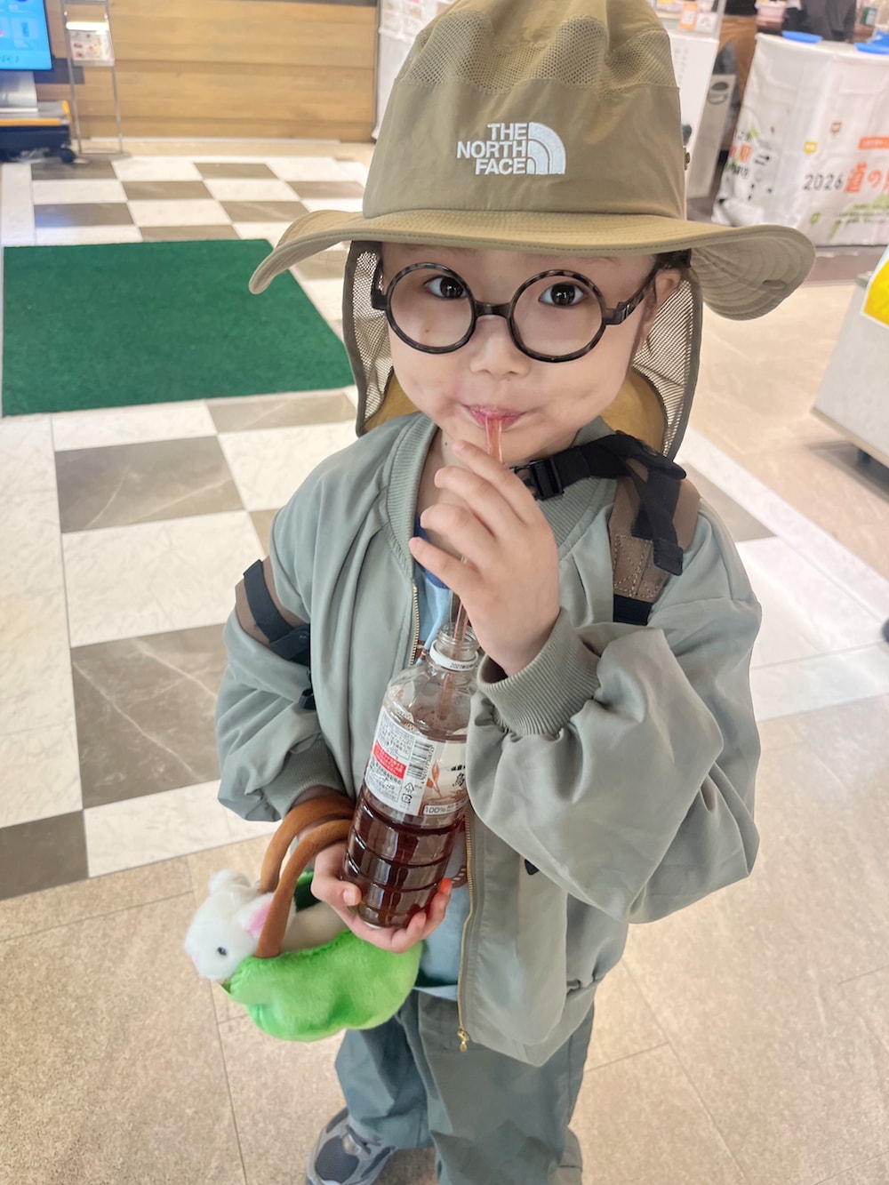 ブルー系のTシャツ/カットソー、ベージュ系のバックパック/リュック、グリーン系のブルゾンを着用したキッズの春コーディネートの5枚目の写真