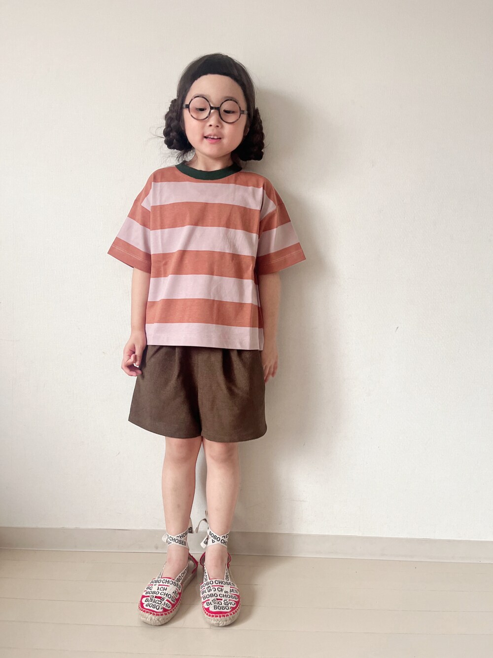 パープル系のTシャツ/カットソー、ブラウン系のその他パンツ、レッド系のサンダルを着用したキッズの夏コーディネートの4枚目の写真