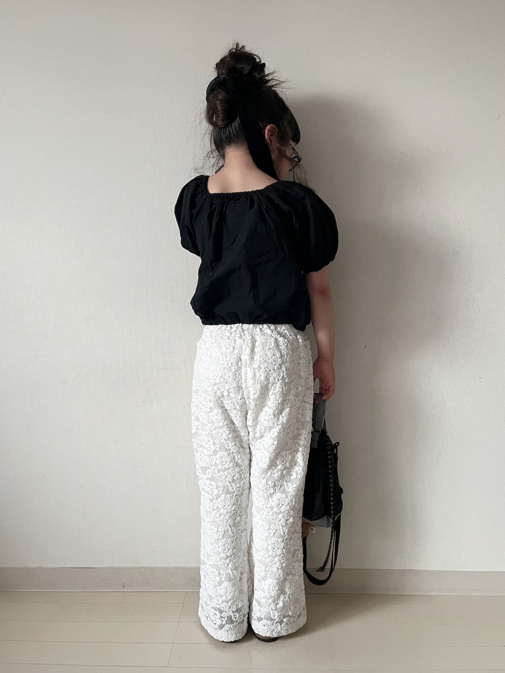 「モノトーン、サンダル、黒Tシャツ、お出かけコーデ、フレアパンツ、レース、めがね、巾着バッグ、夏コーデ」｜「CIAOPANIC TYPYの【KIDS】起毛レースストレッチイージーパンツ（その他パンツ、ホワイト系）」を使った、* 𝚝𝚘𝚛𝚒𝚌𝚘𝚝*さん（キッズ・110cm）の夏コーディネートの3枚目の写真