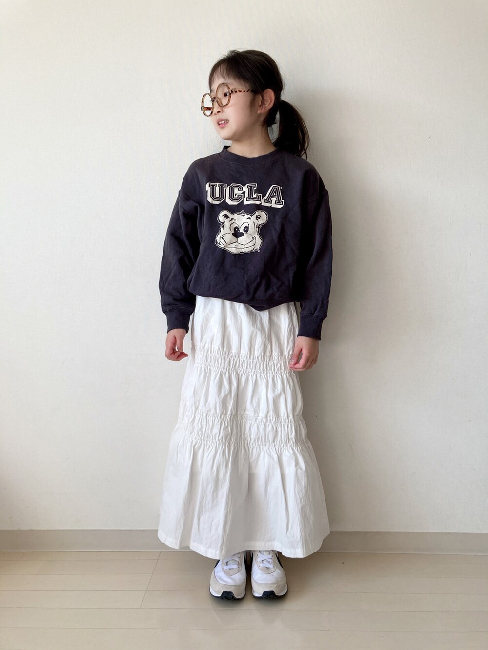 ホワイト系のスカート、グレー系のスウェット、ベージュ系のエコバッグ/サブバッグを着用したキッズの春コーディネートの4枚目の写真