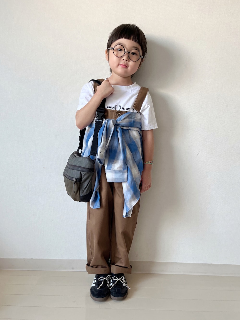 ホワイト系のTシャツ/カットソー、ブルー系のシャツ/ブラウス、その他のボディバッグ/ウエストポーチを着用したキッズの秋コーディネートの3枚目の写真