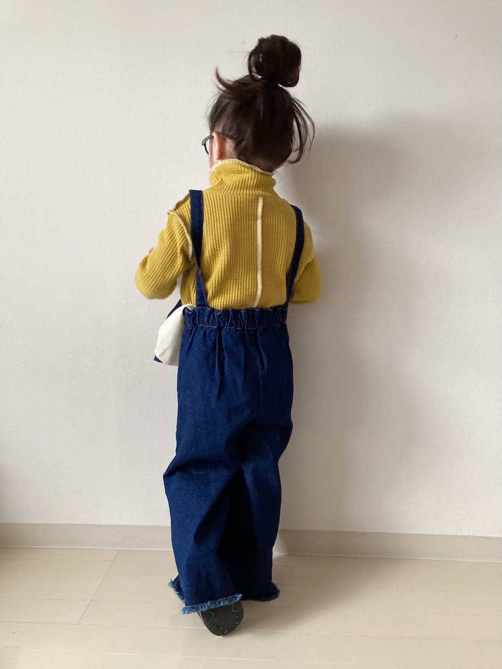 ブルー系のデニムパンツ、イエロー系のTシャツ/カットソー、ブルー系のスニーカーを着用したキッズの冬コーディネートの4枚目の写真