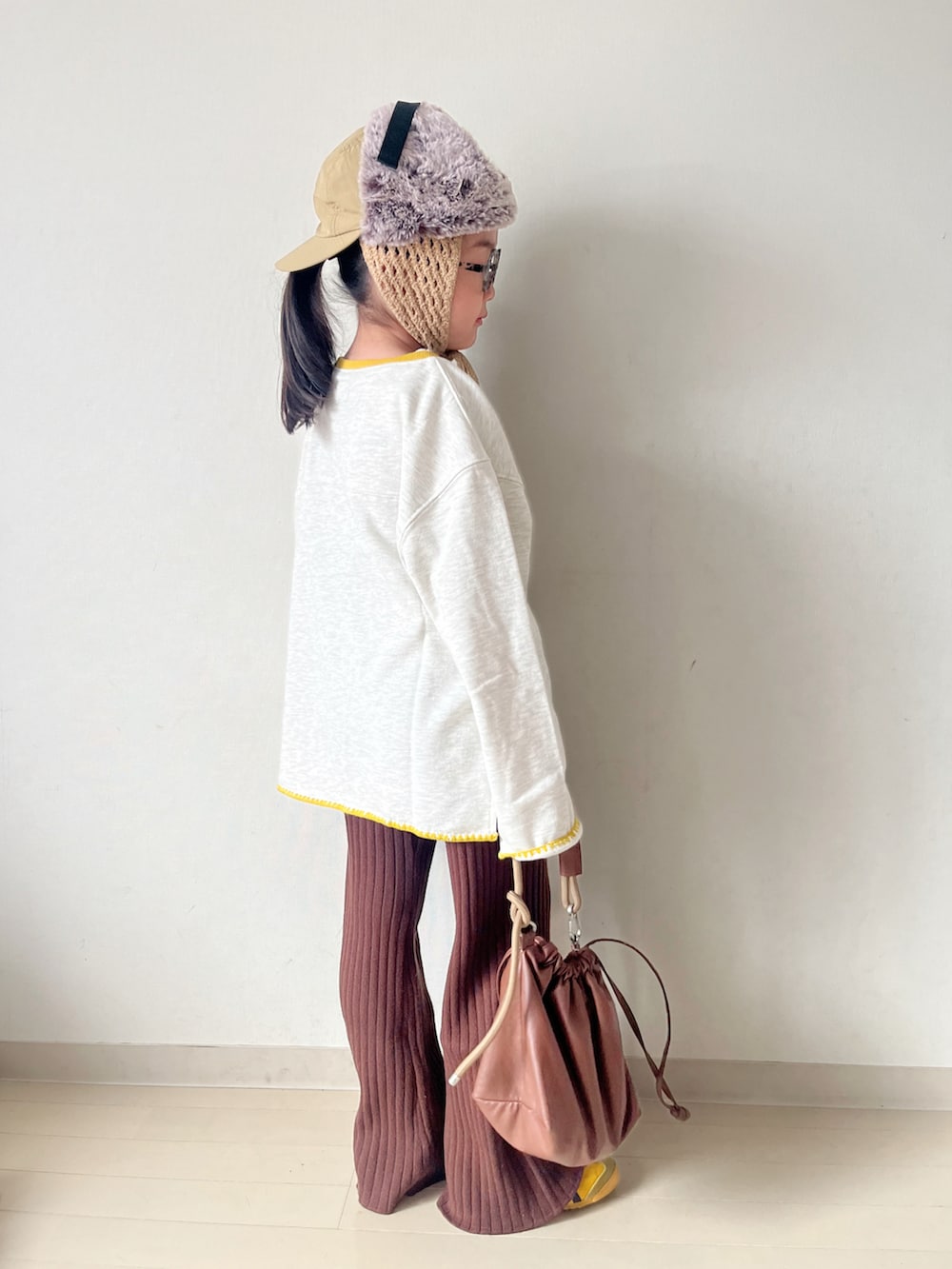 ブルー系のTシャツ/カットソー、ブラウン系のその他パンツ、ブラウン系のショルダーバッグを着用したキッズの秋コーディネートの3枚目の写真